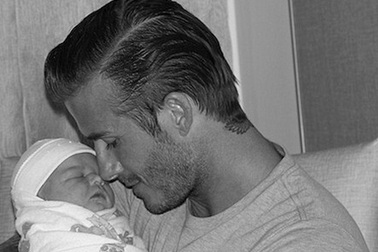 Beckham tiết lộ ảnh con gái mới sinh