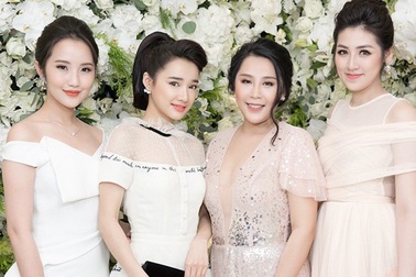 Nhã Phương xinh đẹp đọ dáng cùng bạn gái Phan Thành