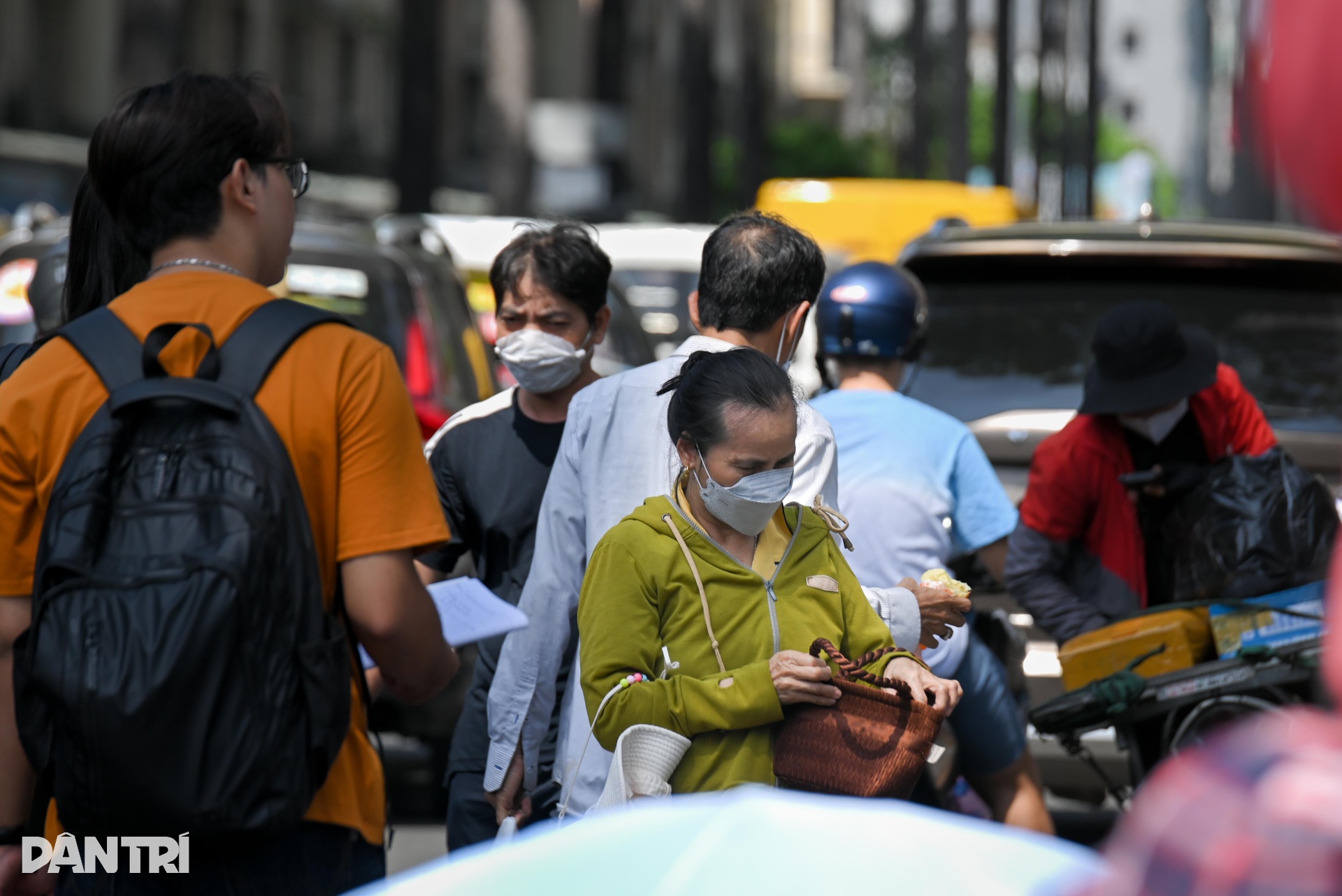 Người dân ở TPHCM xếp hàng chờ mua bán vàng giữa trời nắng - 6 Người dân ở TPHCM xếp hàng chờ mua bán vàng giữa trời nắng - 6