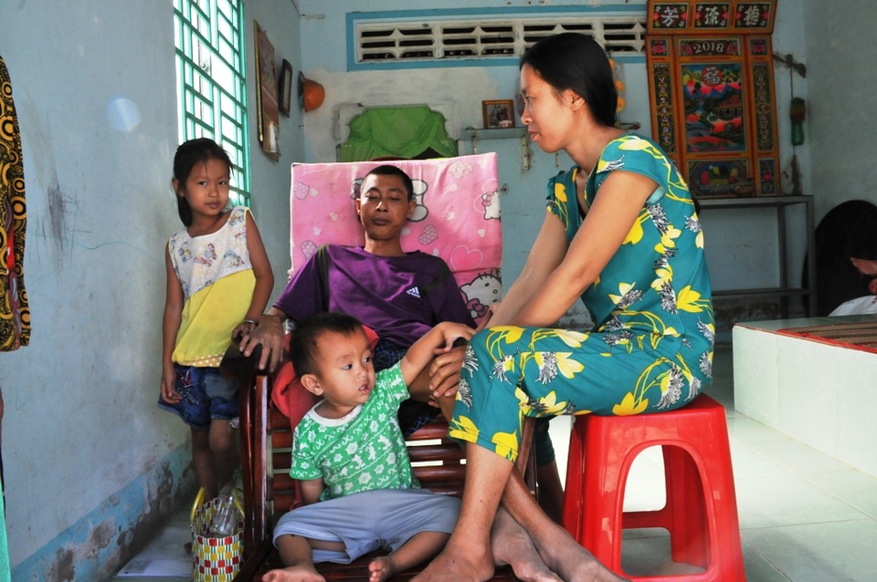 Người cha trẻ trước khi chết chỉ lo các con sẽ không được ăn học - 6 Người cha trẻ trước khi chết chỉ lo các con sẽ không được ăn học - 6