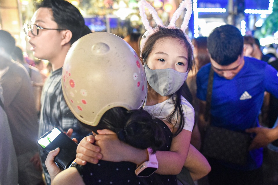 Trung thu: Người lớn chen vã mồ hôi, trẻ em mếu máo vì kẹt giữa biển người - 13