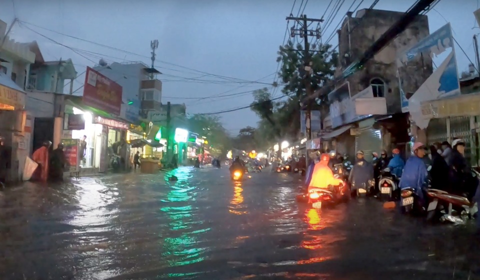 TPHCM: Phố xá thành sông sau cơn mưa, người dân bì bõm dong xe về nhà - 6 TPHCM: Phố xá thành sông sau cơn mưa, người dân bì bõm dong xe về nhà - 6