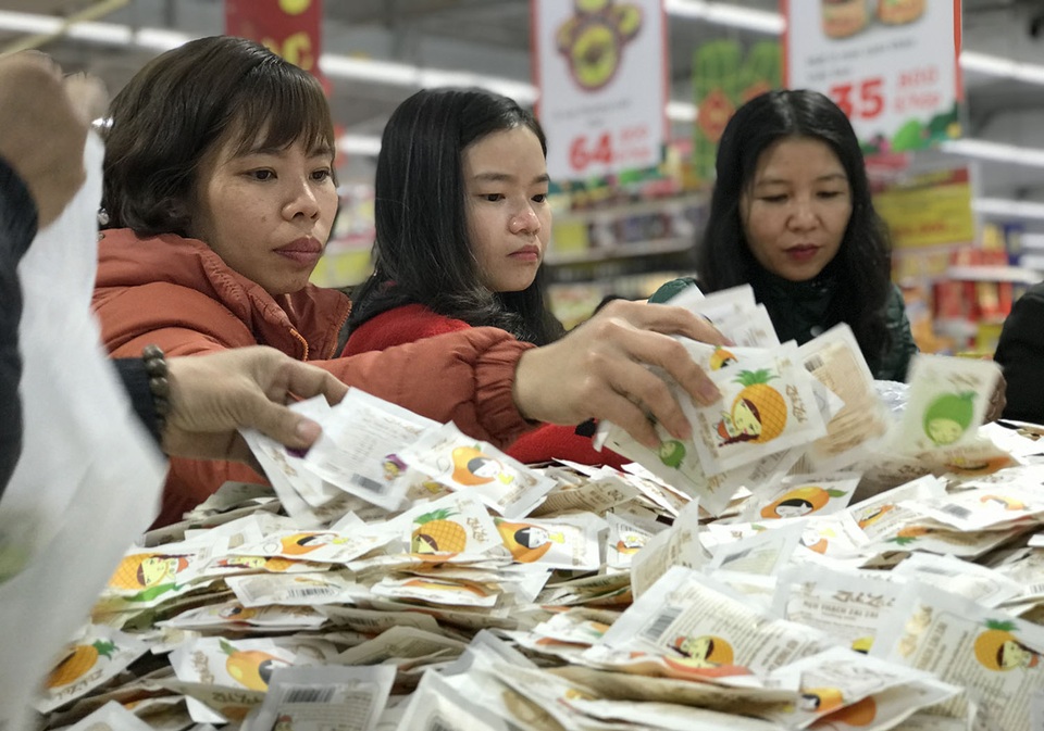 Biển người đổ đi sắm Tết, người lớn bơ phờ, trẻ con ngủ gật trên lưng mẹ chờ thanh toán - 2 Biển người đổ đi sắm Tết, người lớn bơ phờ, trẻ con ngủ gật trên lưng mẹ chờ thanh toán - 2