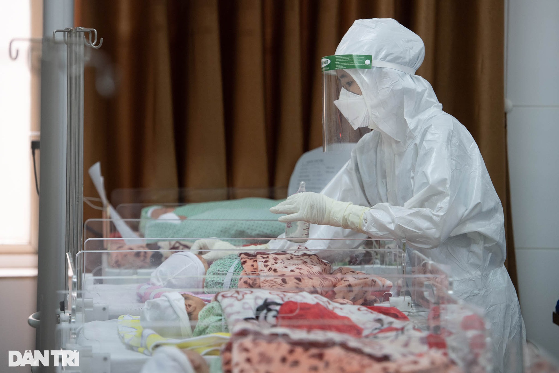 Khoảnh khắc sự sống nảy mầm giữa khu điều trị sản phụ F0 ở Hà Nội - 21 Khoảnh khắc sự sống nảy mầm giữa khu điều trị sản phụ F0 ở Hà Nội - 21