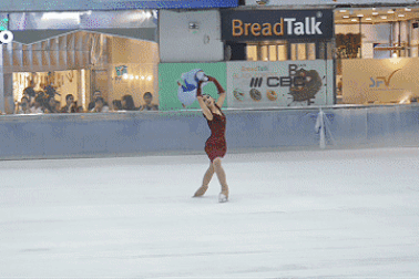 Ngắm những VĐV trẻ Việt Nam tỏa sáng trên sân băng