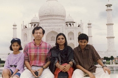 Thú vị câu chuyện chiếc màn và tình thân gia đình của một nhà văn Ấn Độ