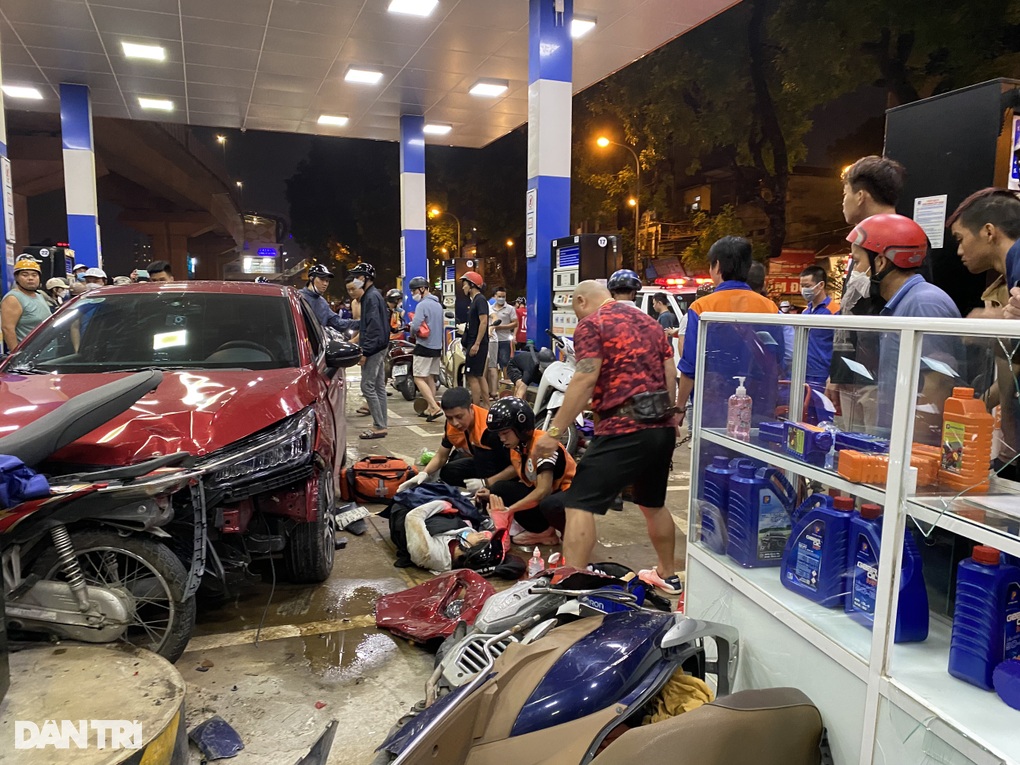 Ô tô càn quét cây xăng ở Hà Nội, nhiều người bị thương - 2 Ô tô càn quét cây xăng ở Hà Nội, nhiều người bị thương - 2