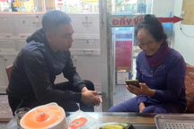 Hành động lạ của vị khách khiến chủ tiệm vàng âm thầm báo tin công an