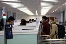 Nhiều người Việt tiếp tục về Hà Nội từ “điểm nóng” Covid-19