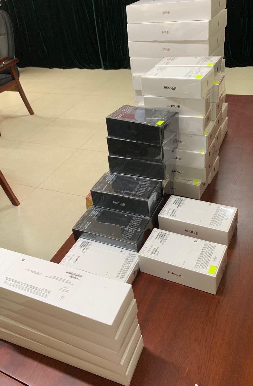 Bắt lô iPhone 11,12 không giấy tờ trong chiến dịch truy quét điện thoại lậu - 1 Bắt lô iPhone 11,12 không giấy tờ trong chiến dịch truy quét điện thoại lậu - 1