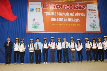 4 Oranges dành 400 suất học bổng cho học sinh hiếu học tỉnh Long An năm 2015