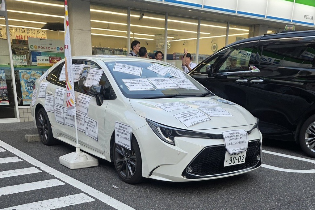 Bùng nổ tranh cãi về chiếc Toyota đỗ nhiều ngày trước cửa hàng tiện lợi - 1