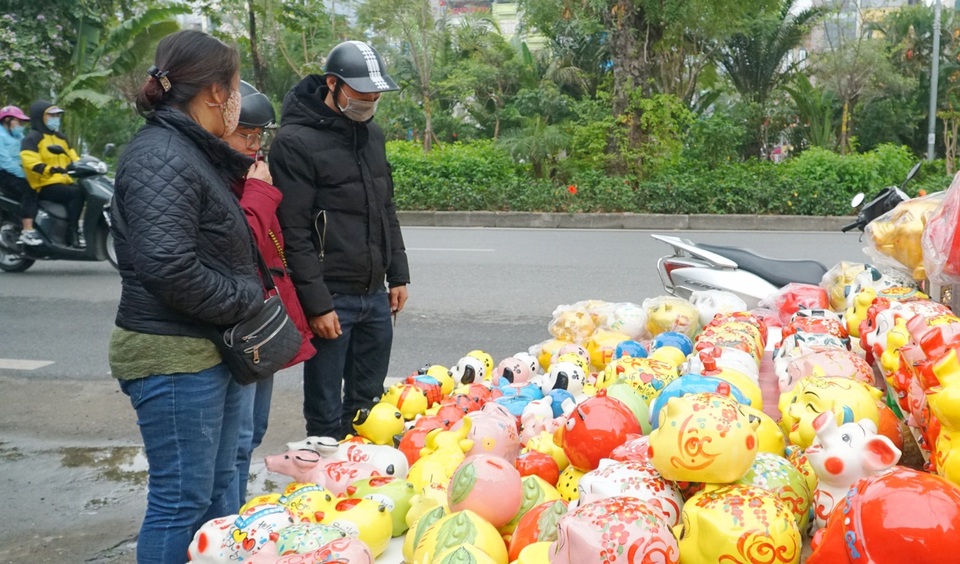 Lợn đất giá vài trăm nghìn vẫn hút khách dịp đầu năm - 6 Lợn đất giá vài trăm nghìn vẫn hút khách dịp đầu năm - 6