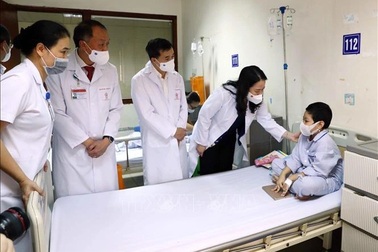 Phó Chủ tịch nước tặng quà trung thu cho bệnh nhi ung thư