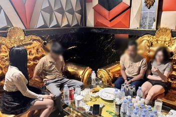 Kiểm tra quán karaoke ở Hưng Yên phát hiện 14 người dương tính ma túy
