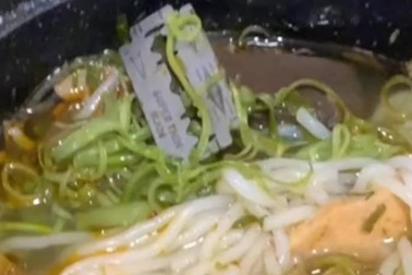 Xôn xao clip khách tố có dao lam trong bún bò ở TPHCM