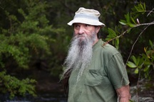 Cuộc đời người đàn ông sống ẩn dật trong rừng 10 năm vì khủng hoảng tâm lý