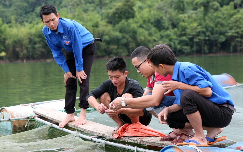 Những chàng trai trẻ người Thái nuôi cá trên lòng hồ thủy điện - 2 Những chàng trai trẻ người Thái nuôi cá trên lòng hồ thủy điện - 2