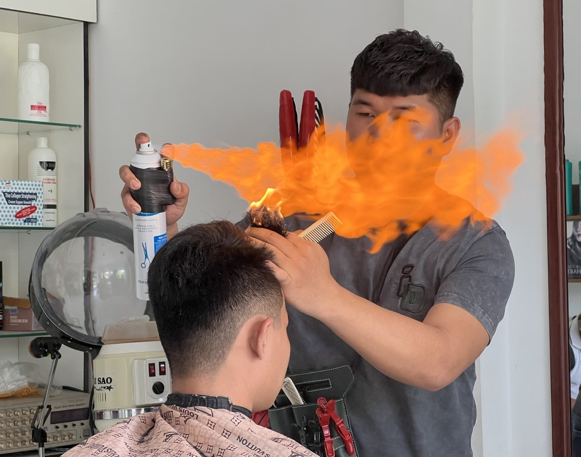 Tuyệt chiêu cắt tóc bằng lửa độc nhất Sài Gòn của anh thợ 4 năm khổ luyện - 1 Tuyệt chiêu cắt tóc bằng lửa độc nhất Sài Gòn của anh thợ 4 năm khổ luyện - 1