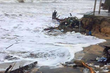 Mưa lớn, thêm nhiều đoạn sông, biển sạt lở nặng