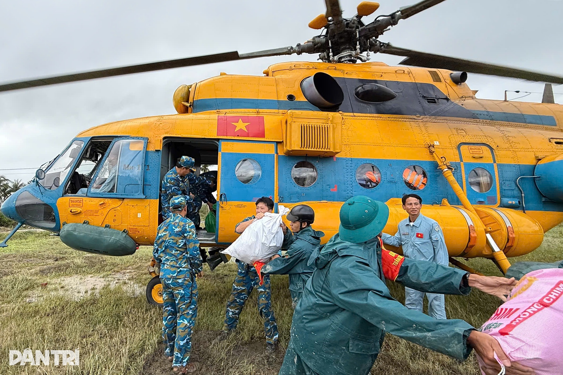 Trực thăng cất cánh liên tục, đưa hàng cứu trợ đến tay người dân miền Trung - 9 Trực thăng cất cánh liên tục, đưa hàng cứu trợ đến tay người dân miền Trung - 9