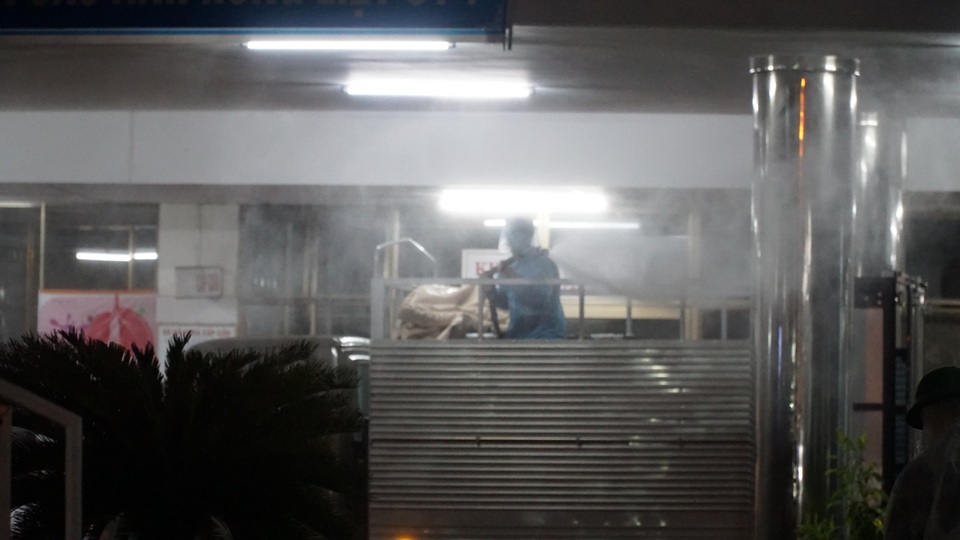 Quân đội phun thuốc khử khuẩn 2 bệnh viện ở Đà Nẵng - 7 Quân đội phun thuốc khử khuẩn 2 bệnh viện ở Đà Nẵng - 7