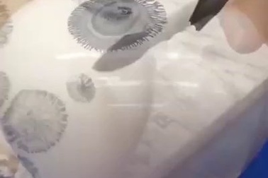 Nghệ thuật vẽ gốm sứ kết hợp với… phản ứng hóa học