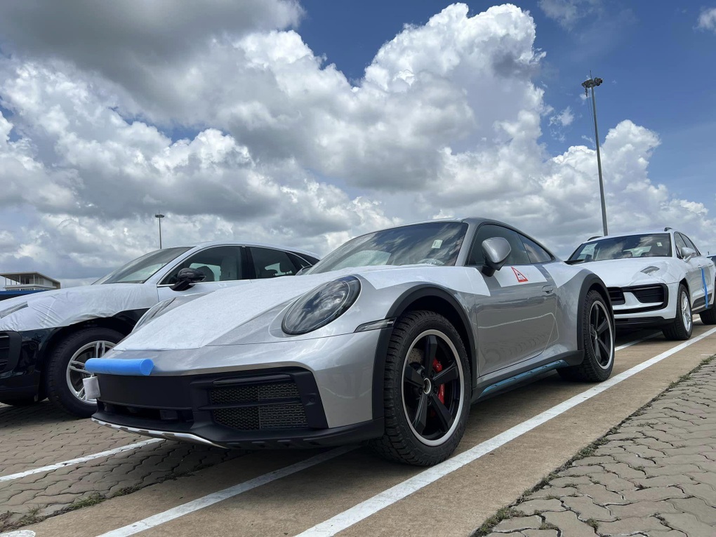 Porsche 911 Dakar đầu tiên về Việt Nam: Xe thể thao 2 cửa cho off-road - 1 Porsche 911 Dakar đầu tiên về Việt Nam: Xe thể thao 2 cửa cho off-road - 1