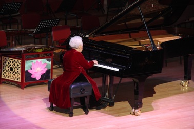 NSND Thái Thị Liên “mê hoặc” khán giả trong tiếng đàn ở tuổi 100