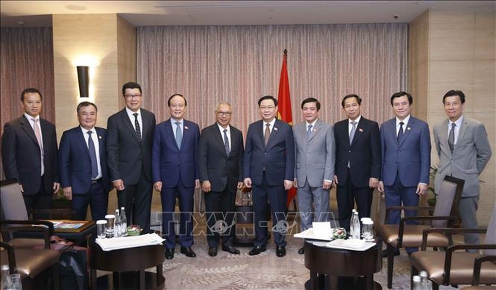 Chủ tịch Quốc hội Vương Đình Huệ tiếp lãnh đạo các tập đoàn kinh tế lớn tại Indonesia - 3 Chủ tịch Quốc hội Vương Đình Huệ tiếp lãnh đạo các tập đoàn kinh tế lớn tại Indonesia - 3