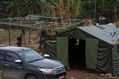 Quân đội dựng lều dã chiến cho người dân vùng lũ ở khi chờ xây nhà mới