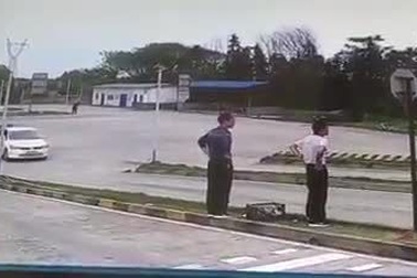 Sự cố hy hữu khi ô tô đang thực hiện bài thi khởi hành ngang dốc