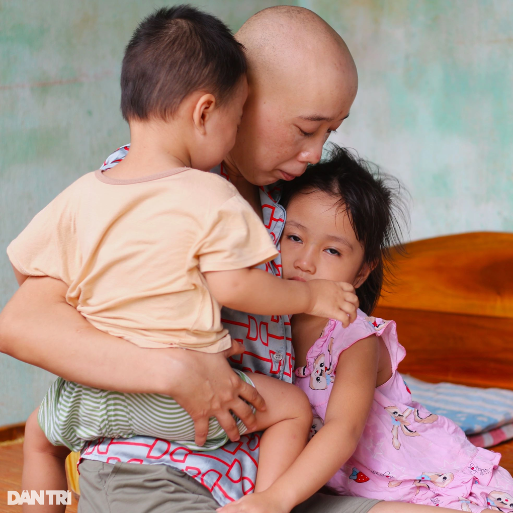Mẹ mắc ung thư, lo 4 con nhỏ dang dở đường đến trường - 3 Mẹ mắc ung thư, lo 4 con nhỏ dang dở đường đến trường - 3
