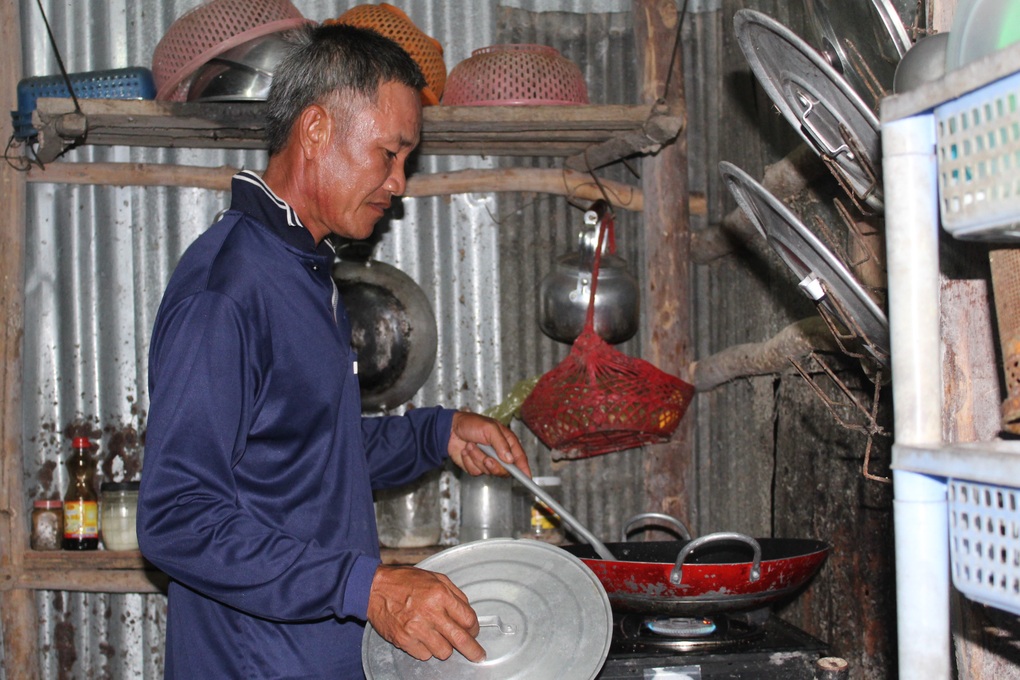 Người chồng đêm đêm đi bắt chuột kiếm tiền chữa bệnh cho vợ - 1 Người chồng đêm đêm đi bắt chuột kiếm tiền chữa bệnh cho vợ - 1