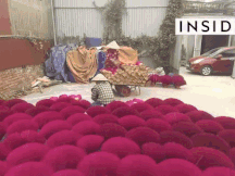 Nghề làm hương trăm tuổi Việt Nam trên báo Mỹ: Thu nhập Tết hơn 40% cả năm