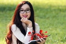 Thiếu nữ Hà thành tinh khôi bên phượng hè