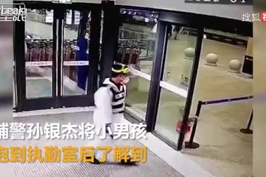 Mải cãi nhau, du khách bỏ quên con trai 2 tuổi ở sân bay