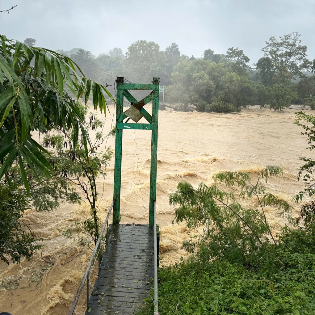 Thực hư cầu treo triệu view ở thác nước nổi tiếng Đắk Lắk bị lũ cuốn trôi - 1 Thực hư cầu treo triệu view ở thác nước nổi tiếng Đắk Lắk bị lũ cuốn trôi - 1