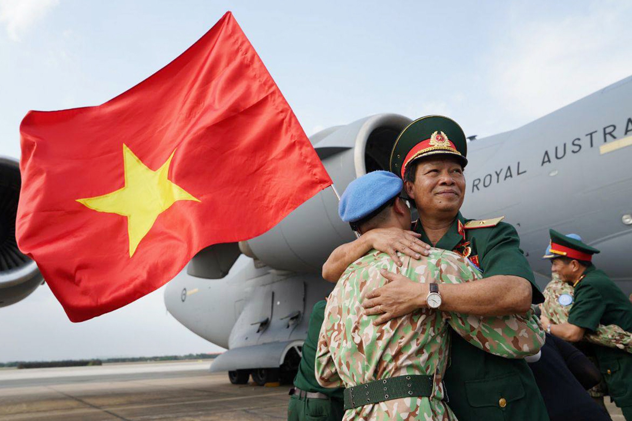 Xúc động giờ phút chia tay chiến sĩ mũ nồi xanh lên đường sang Nam Sudan - 8 Xúc động giờ phút chia tay chiến sĩ mũ nồi xanh lên đường sang Nam Sudan - 8