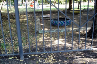 Bé 5 tuổi đào hố trốn khỏi trường mầm non