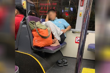 Vừa ngủ vừa gác chân lên ghế nhưng người đàn ông lại được bênh vực