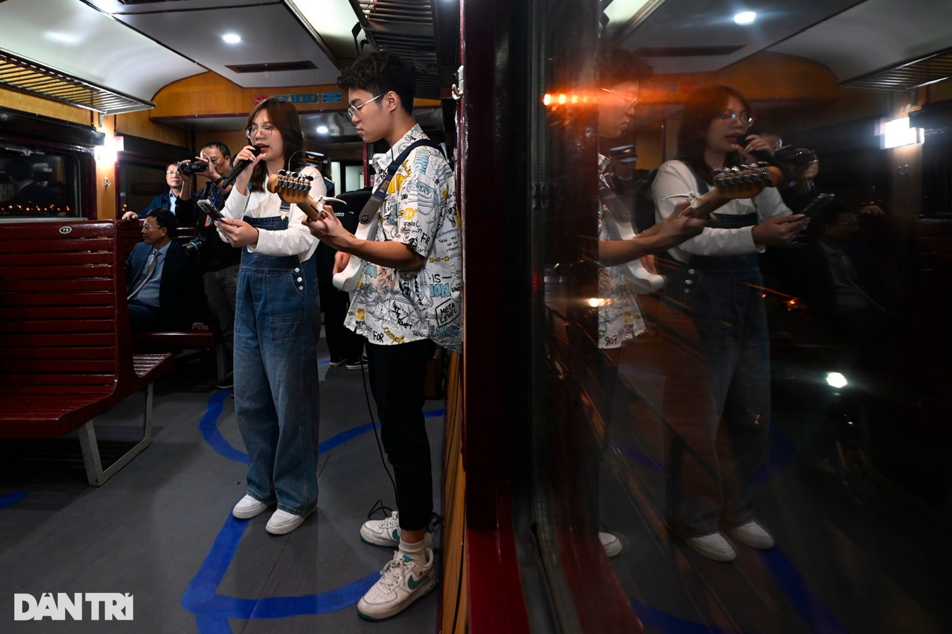 Chuyến tàu hỏa đặc biệt chạy 3km ở Hà Nội, khách được nghe đàn hát trên tàu - 8 Chuyến tàu hỏa đặc biệt chạy 3km ở Hà Nội, khách được nghe đàn hát trên tàu - 8