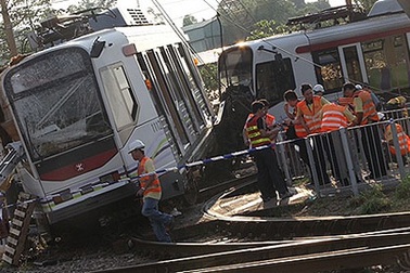 Hồng Kông: Tàu điện trật bánh, 62 người bị thương