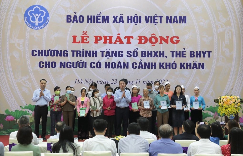 Tặng 1.900 sổ BHXH và thẻ BHYT cho người khó khăn - 1 Tặng 1.900 sổ BHXH và thẻ BHYT cho người khó khăn - 1