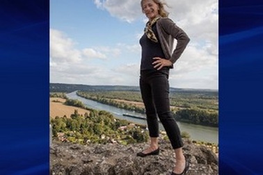 Ngã vào lề đường hỏng ngực giả, người phụ nữ được thành phố bồi thường 85 nghìn USD