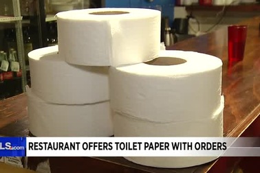 Nhà hàng tặng kèm giấy vệ sinh cho thực khách