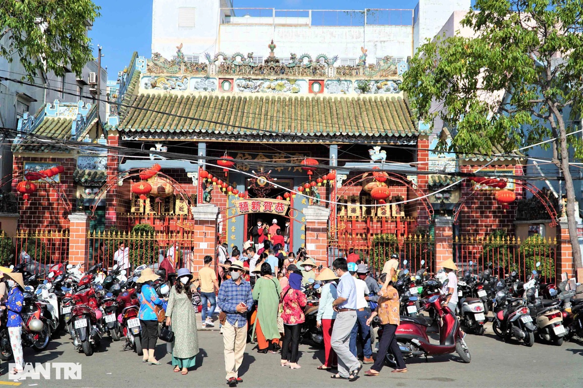 Mùng một Tết người dân Tây Đô nô nức du xuân, lễ chùa - 4 Mùng một Tết người dân Tây Đô nô nức du xuân, lễ chùa - 4