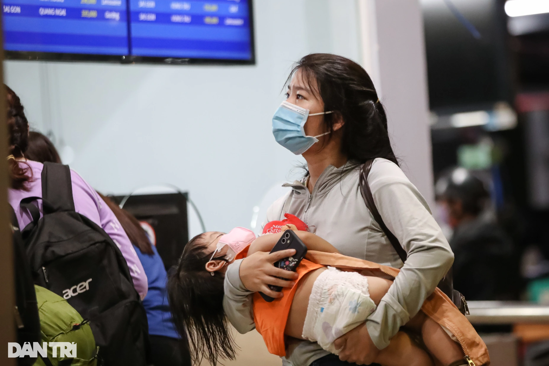 Người dân vạ vật hơn 5 giờ để bắt xe về quê nghỉ Tết Dương lịch - 3 Người dân vạ vật hơn 5 giờ để bắt xe về quê nghỉ Tết Dương lịch - 3