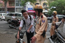 Cảnh sát giao thông quyết liệt xử lý học sinh không đội mũ bảo hiểm 