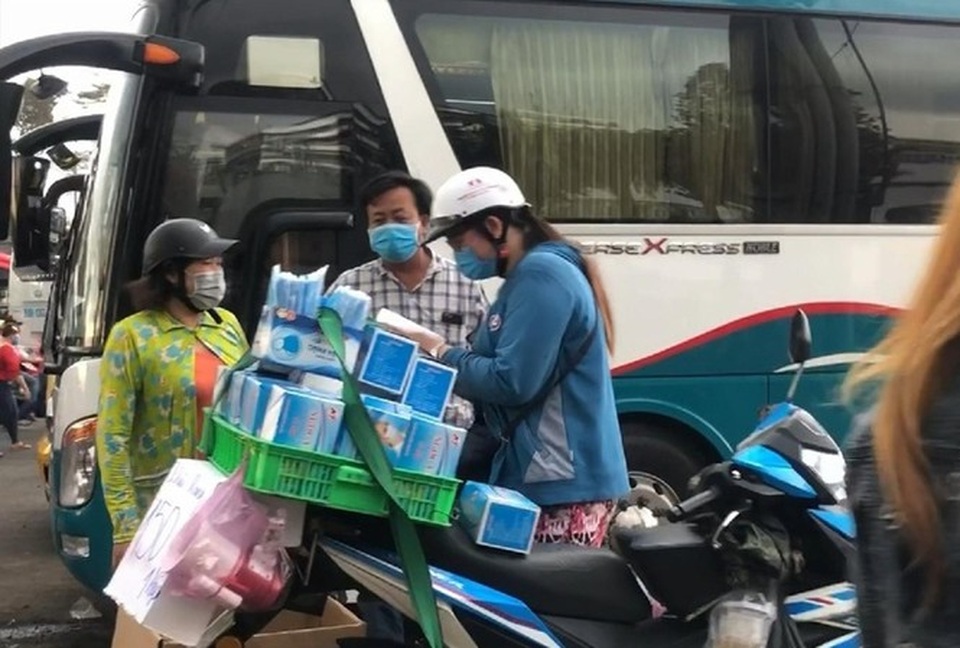 Khẩu trang y tế tràn xuống vỉa hè: Thật, giả lẫn lộn - 1 Khẩu trang y tế tràn xuống vỉa hè: Thật, giả lẫn lộn - 1